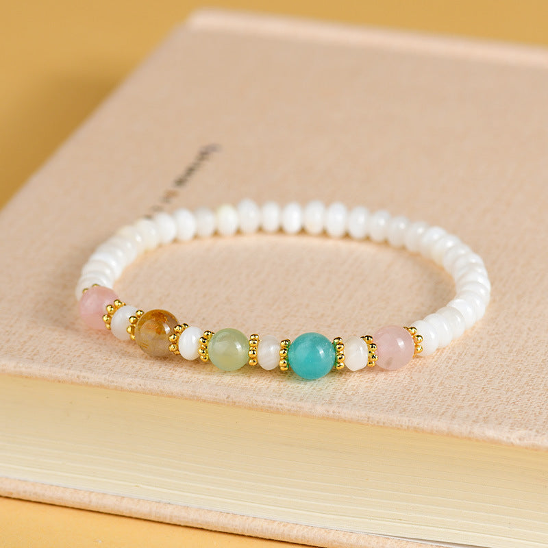 Pulsera hecha a mano de conchas, perlas y cristales