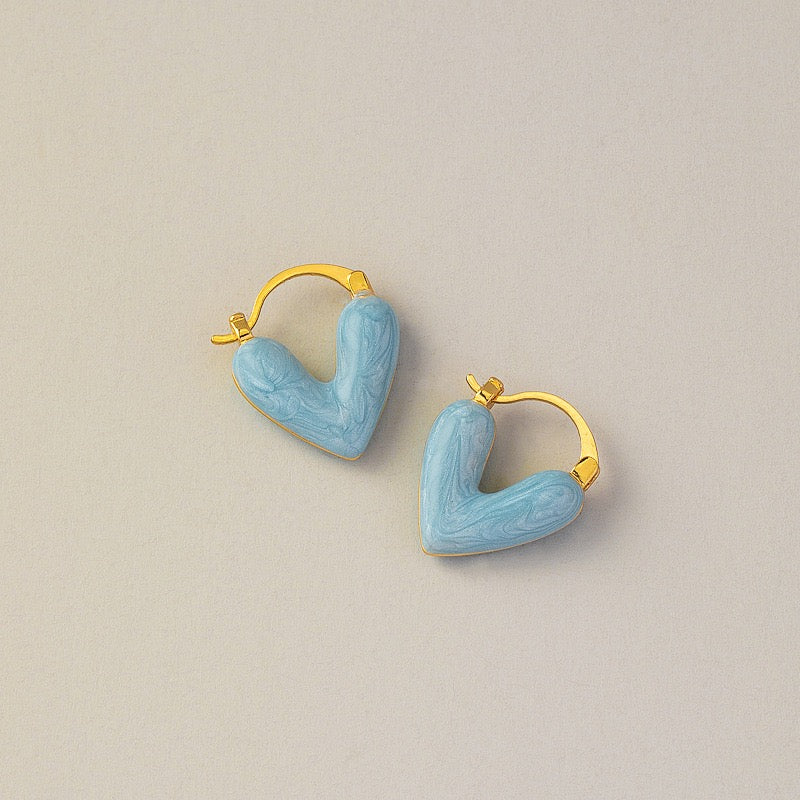 Pendientes en forma de corazón con esmalte y baño de oro auténtico