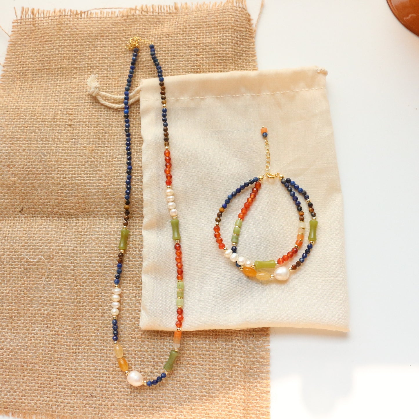 Conjunto de collar y pulsera de perlas de piedra natural de colores hechos a mano en oro de 18 k