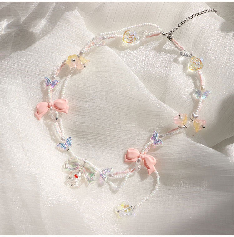 Collar hecho a mano con cuentas de cristal y perlas brillantes con lazo de mariposa