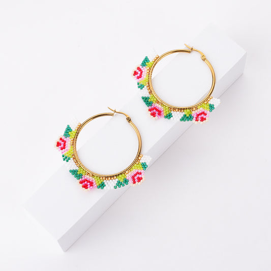 Pendientes de aro con cuentas hechos a mano y flores colgantes