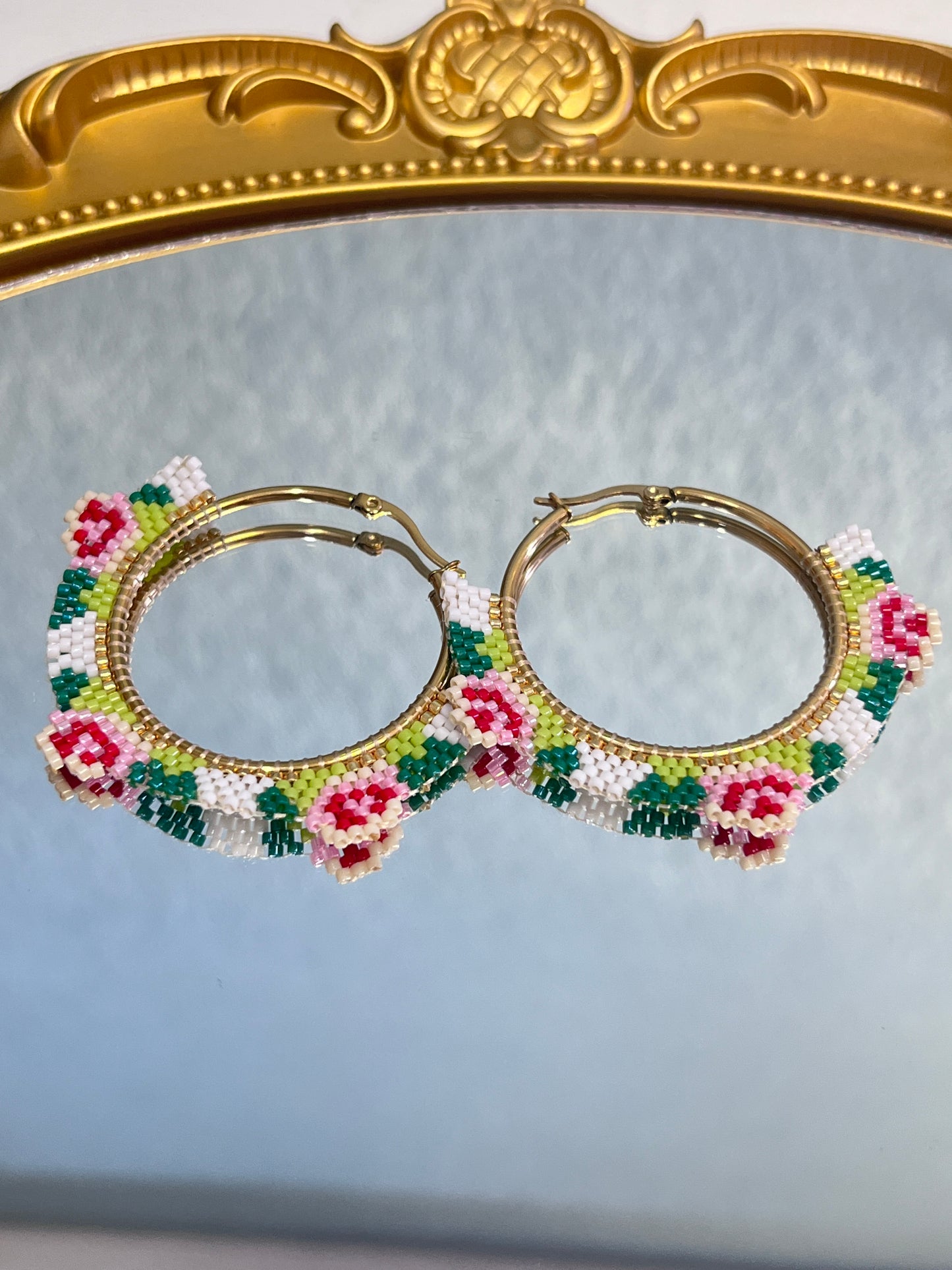 Pendientes de aro con cuentas hechos a mano y flores colgantes