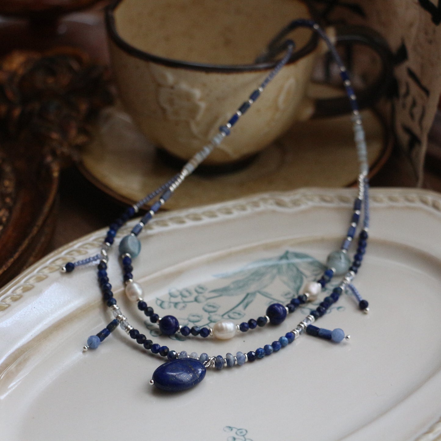 Collar de cuentas de doble capa hecho a mano con lapislázuli natural y perlas de agua dulce