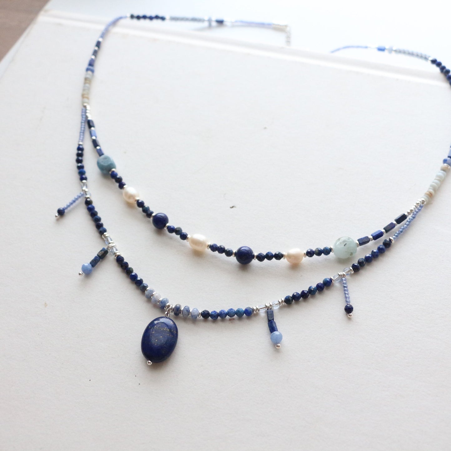 Collar de cuentas de doble capa hecho a mano con lapislázuli natural y perlas de agua dulce