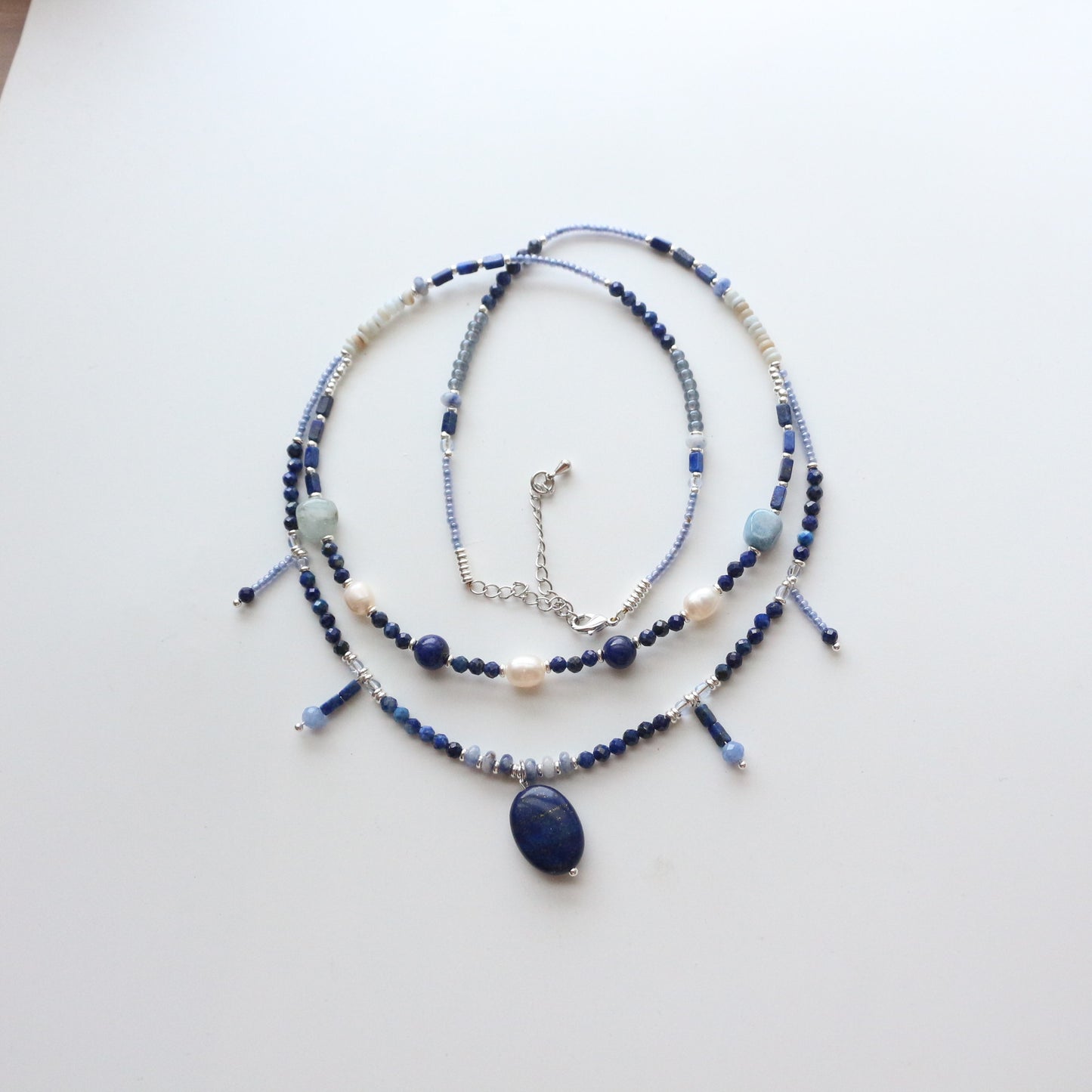 Collar de cuentas de doble capa hecho a mano con lapislázuli natural y perlas de agua dulce