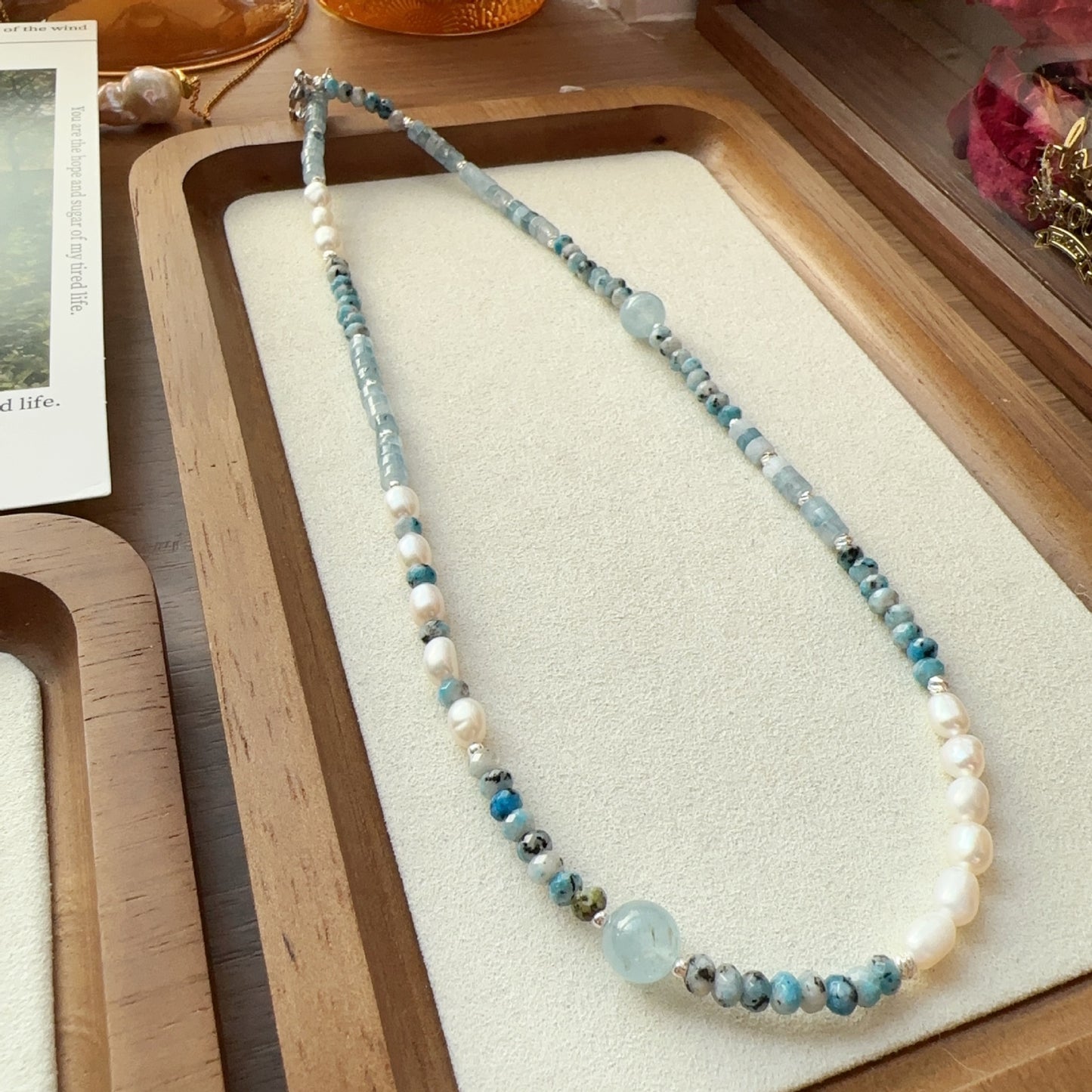 Conjunto de collar y pulsera de oro de 18 quilates con cuentas de piedra natural y perlas hechas a mano en azul