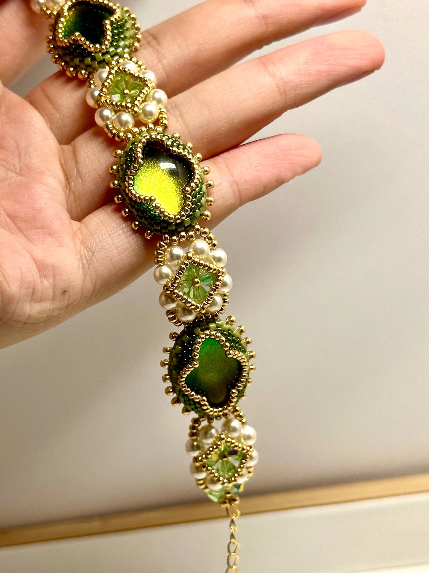 Victoria Phantom - Pulsera de piedras preciosas con cuentas de semillas personalizada y hecha a mano