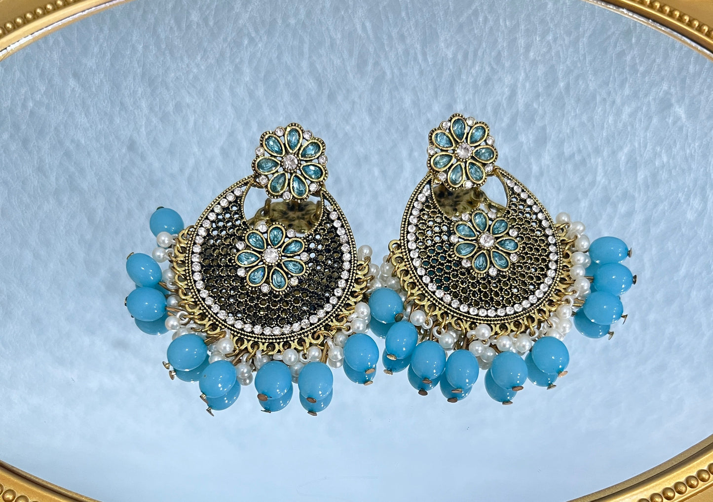 Con una compra de $100 o más en nuestra tienda, podrás recibir un par de aretes vintage de circonitas y diamantes de imitación de estilo bohemio.