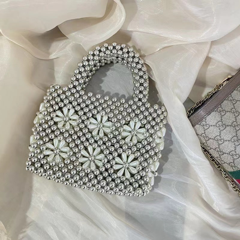 Bolso de mano con flores y cuentas hecho a mano