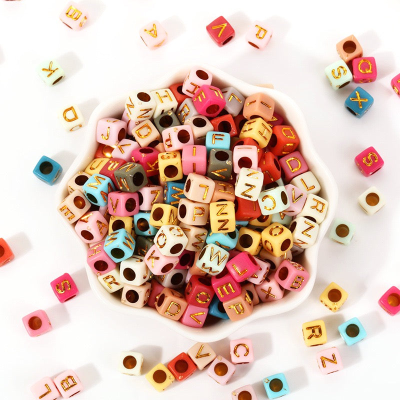 Letras de cuentas de colores