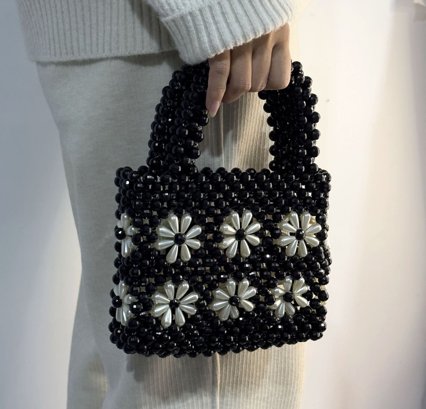 Bolso de mano con cuentas hecho a mano y flores, color negro