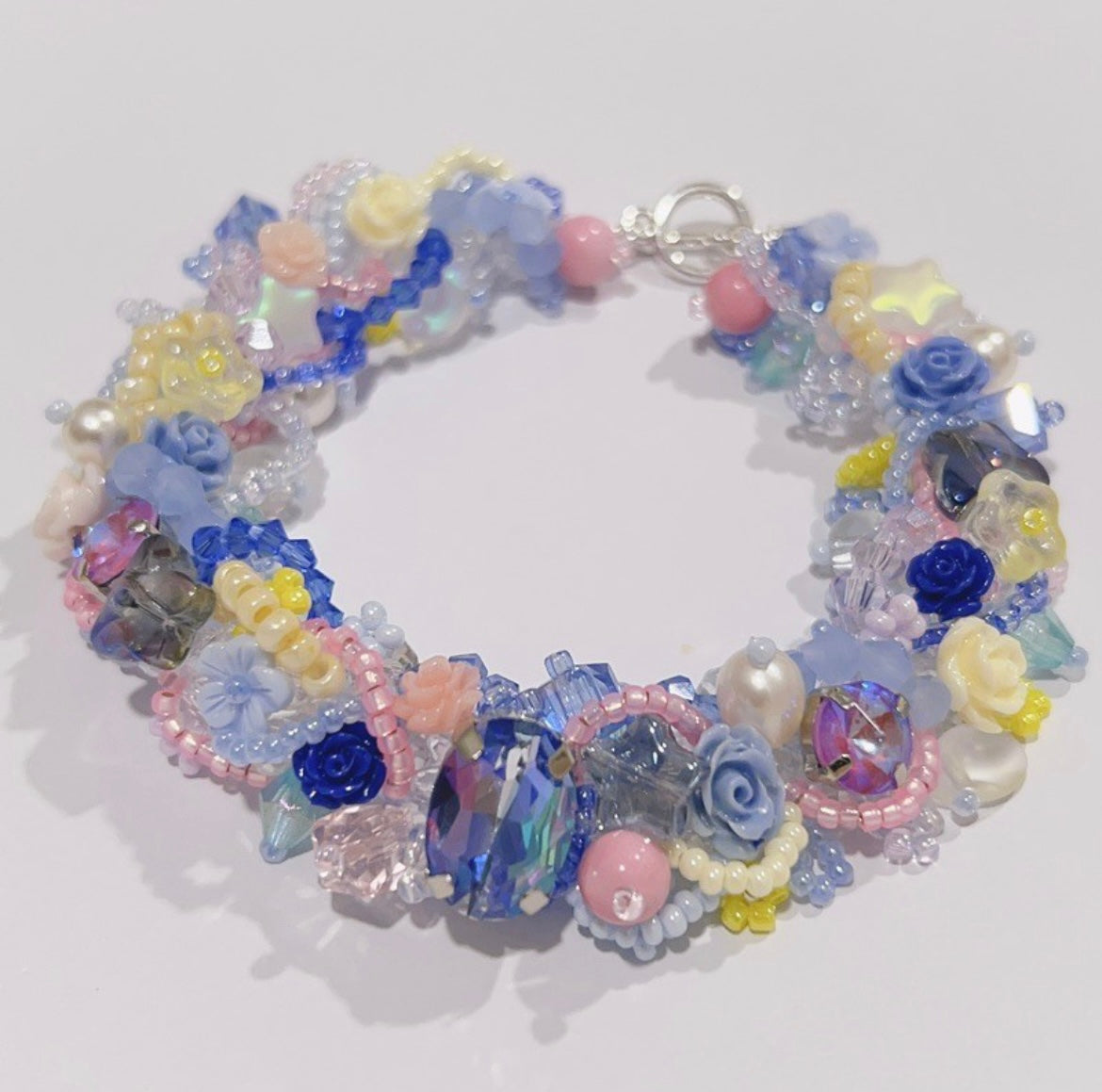 Pulsera de perlas, cristales y cuentas de vidrio hecha a mano