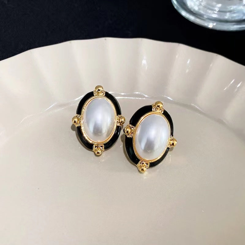 Vintage Pearl Stud Earrings: Timeless Elegance