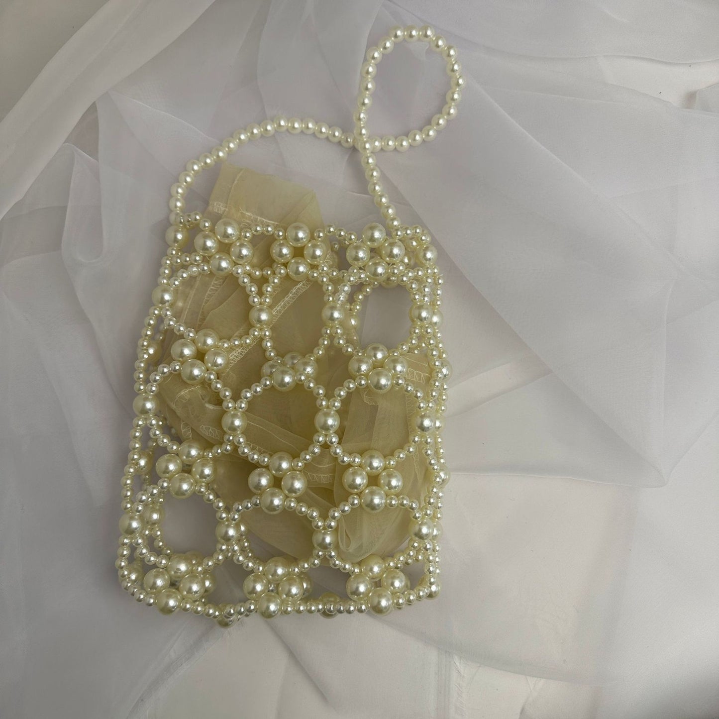 Bolso de mano con perlas y cuentas hecho a mano